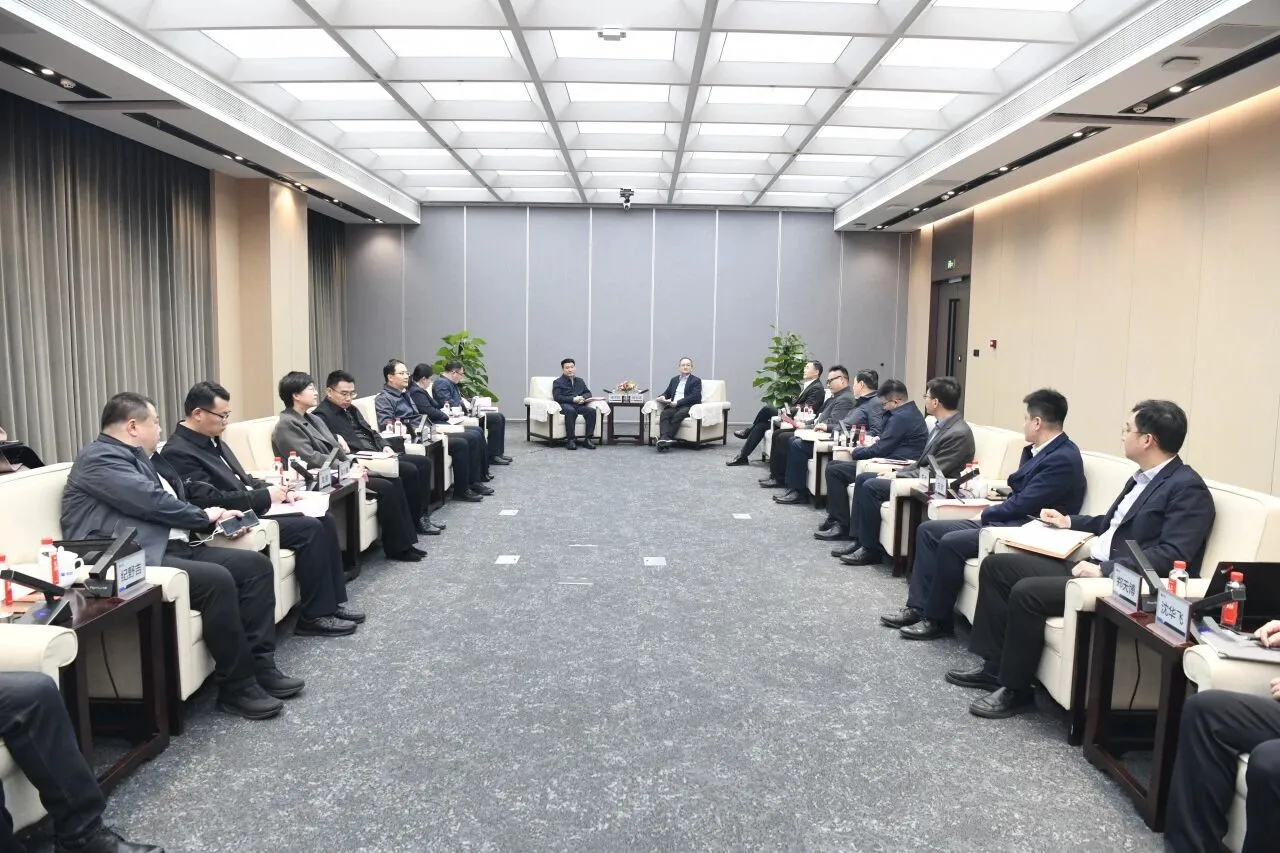 On the afternoon of March 4, Anshan Mayor Yang Jishi led a team to visit SUMEC. Yang Yongqing, Secretary of the Party Committee and Chairman of the Company, received Yang Jishi and his delegation.